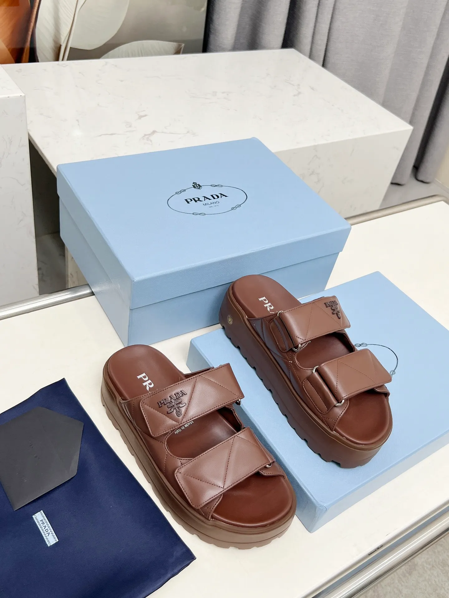 👟👟Ex-factory price 500👟👟 🌸Prada 2025 spring and summer new slippers 💫Velcro sandals The latest catwalk model, classic upgrades, comfort and fashionability coexist. Every color combination looks good, and the design matches different style needs ✅Upper: original customized cowhide ✅Inner lining: original customized sheepskin lining, cowhide feet ✅Outsole: Original molded anti-slip outsole ✅Number of codes: 35-40 (41 customized, non-refundable and non-exchangeable)